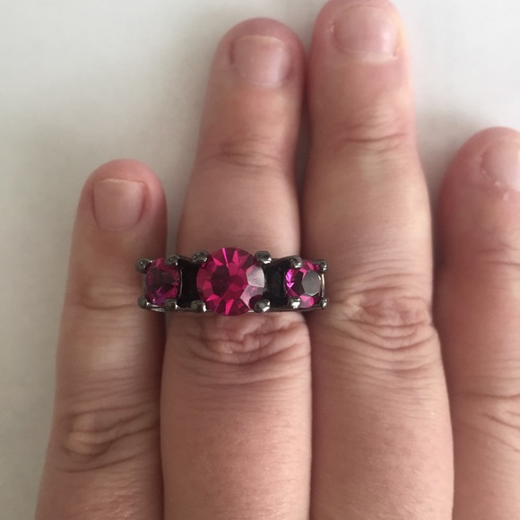 🛍GORGEOUS 10 kt BLACK RHODIUM STATEMENT RING🛍 - Picture 7 of 8